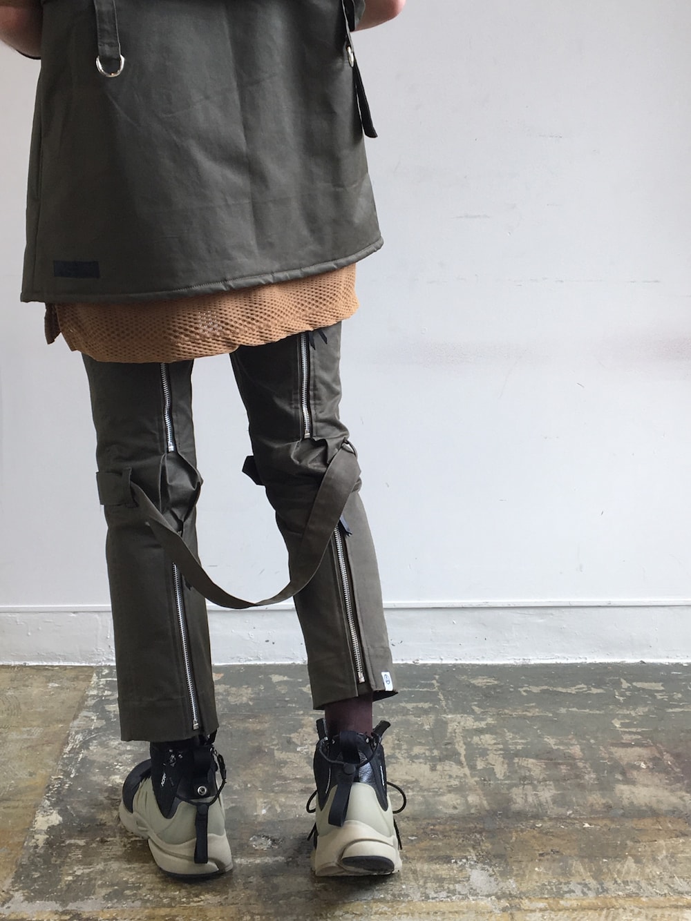 「10exture、children of the discordance、acronym、goro's、シンプルコーデ、スニーカー、秋のコーデ、スキニー」｜「10extureのアイテム（パンツ、グリーン系）」を使った、志鎌英明さん（メンズ・170cm）の夏コーディネートの1枚目の写真