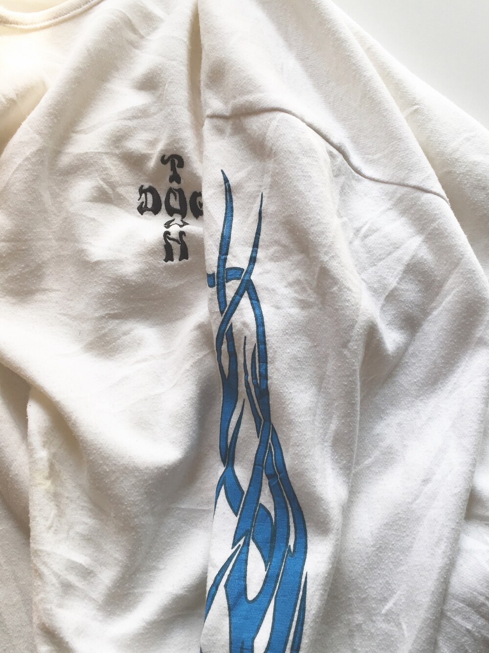 「children of the discordance、DOGTOWN、vintage、冬コーデ、ビッグシルエット、street、ロンT」｜「DOGTOWNのアイテム（Tシャツ/カットソー、ホワイト系）」を使った、志鎌英明さん（メンズ・170cm）の冬コーディネートの1枚目の写真