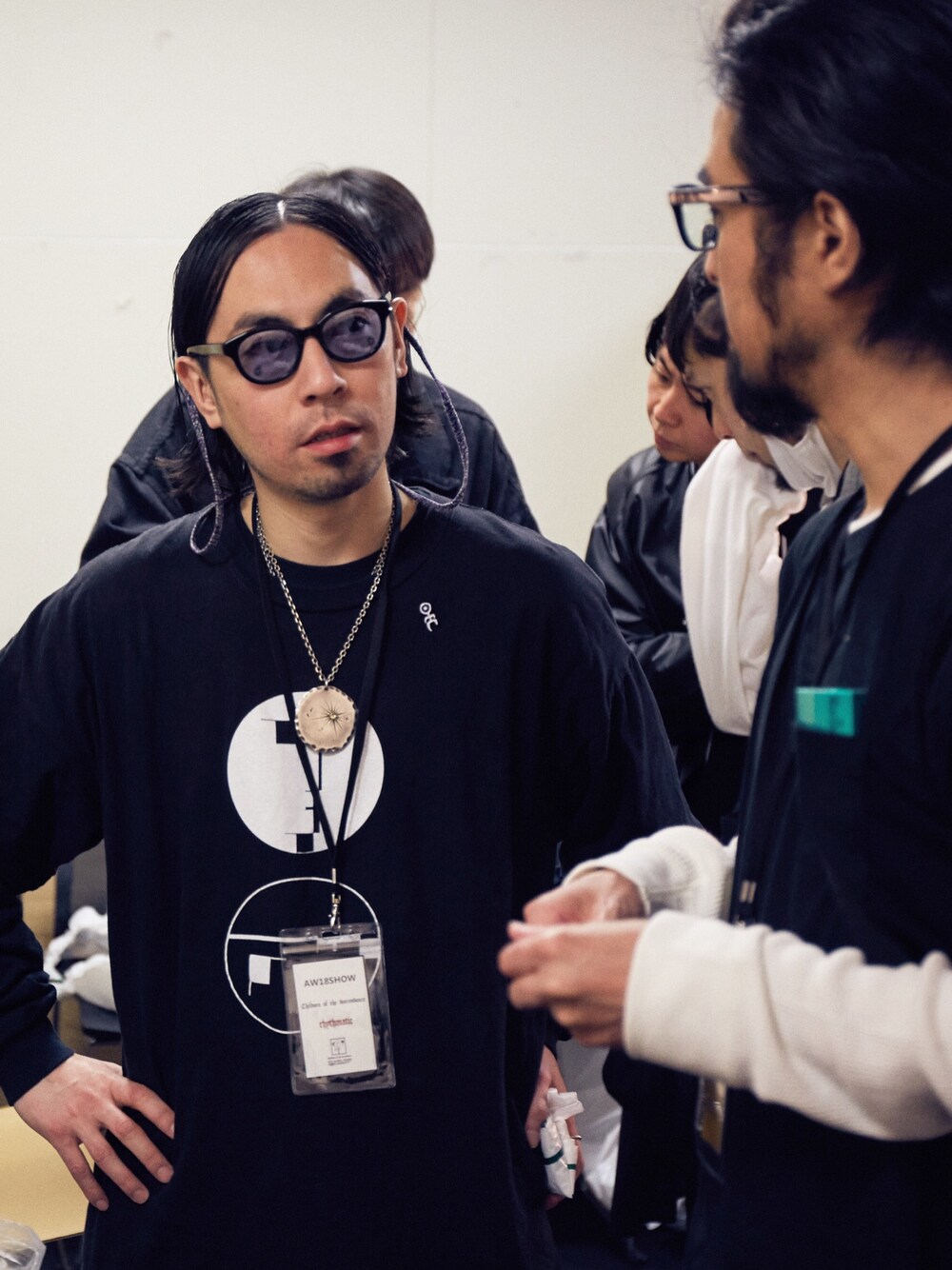 「黒スキニー、ビッグシルエット、黒、スキニー、children of the discordance、goro's」｜「black eye patchのアイテム（サングラス、ブラック系）」を使った、志鎌英明さん（メンズ・170cm）の春コーディネートの1枚目の写真