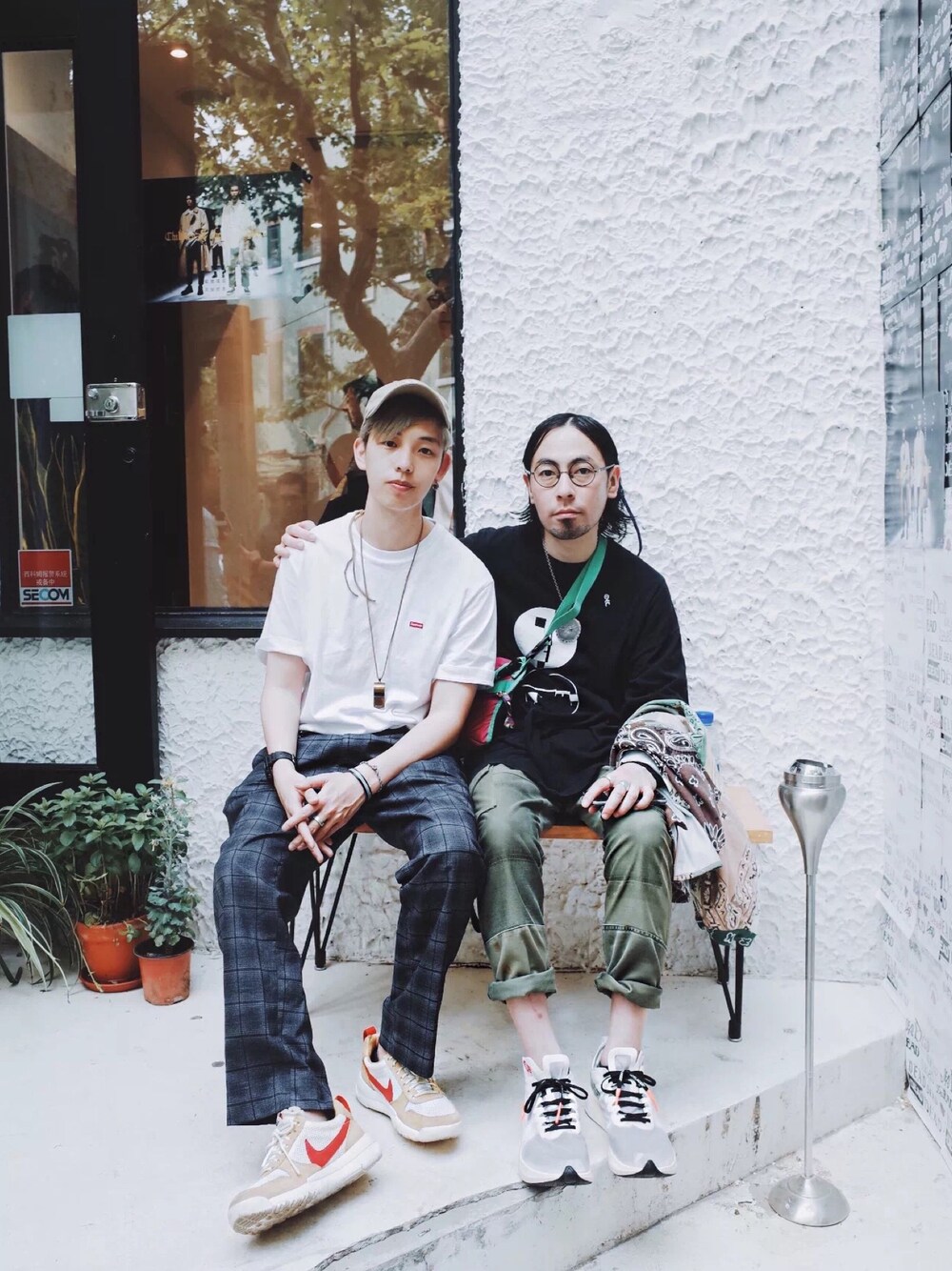 「children of the discordance、goro's、NIKE、off white、シンプルコーデ、春夏コーデ、古着MIX、夏コーデ、白スニーカー、スポーツミックス」｜「LINDA FARROWのLinda Farrow / Glass（メガネ、ブラック系）」を使った、志鎌英明さん（メンズ・170cm）の春コーディネートの1枚目の写真