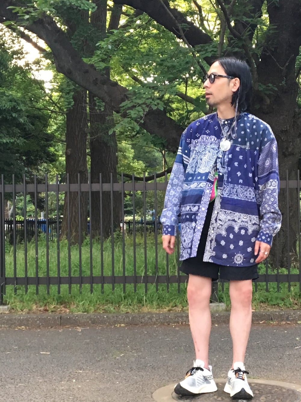 「children of the discordance、goro's、IS-NESS、NIKE off-white the ten、off white、Virgilabloh、カジュアルコーデ、休日スタイル、シャツスタイル、オーバーサイズ」｜「black eye patchのアイテム（サングラス、ブラック系）」を使った、志鎌英明さん（メンズ・170cm）の春コーディネートの1枚目の写真