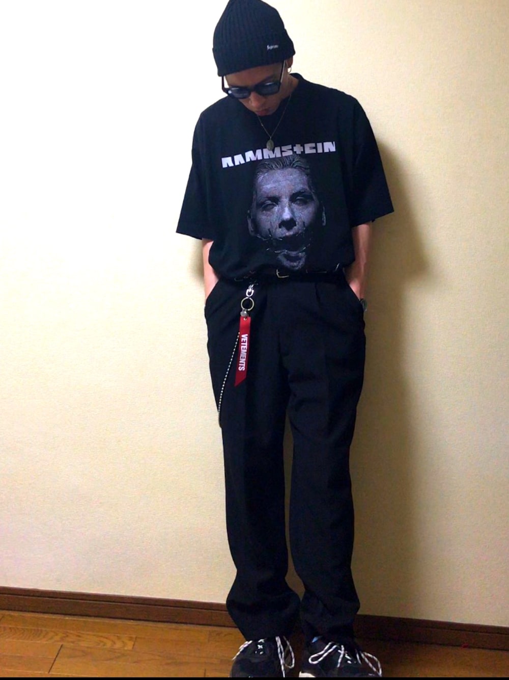 「夏コーデ、ビッグT、オールブラック、outfit、ストリート、シンプル、vetements、BALENCIAGA、supreme、gentlemonster」｜「VETEMENTSのアイテム（Tシャツ/カットソー、ブラック系）」を使った、yasuhiro.kawaさん（メンズ・172cm）の春コーディネートの1枚目の写真