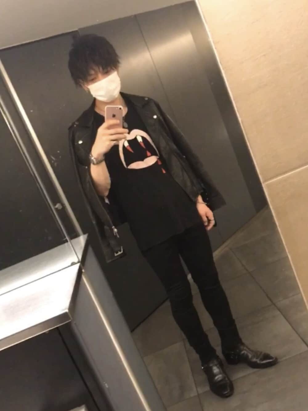 「休日コーデ、お洒落さんとつながりたい、オールブラック、スキニーデニム、サンローランパリ、saint laurent paris、エディスリマン、シンプル、三代目JSB、登坂広臣」｜「SAINT LAURENT PARISのアイテム（Tシャツ/カットソー、ブラック系）」を使った、yasuhiro.kawaさん（メンズ・172cm）の春コーディネートの1枚目の写真
