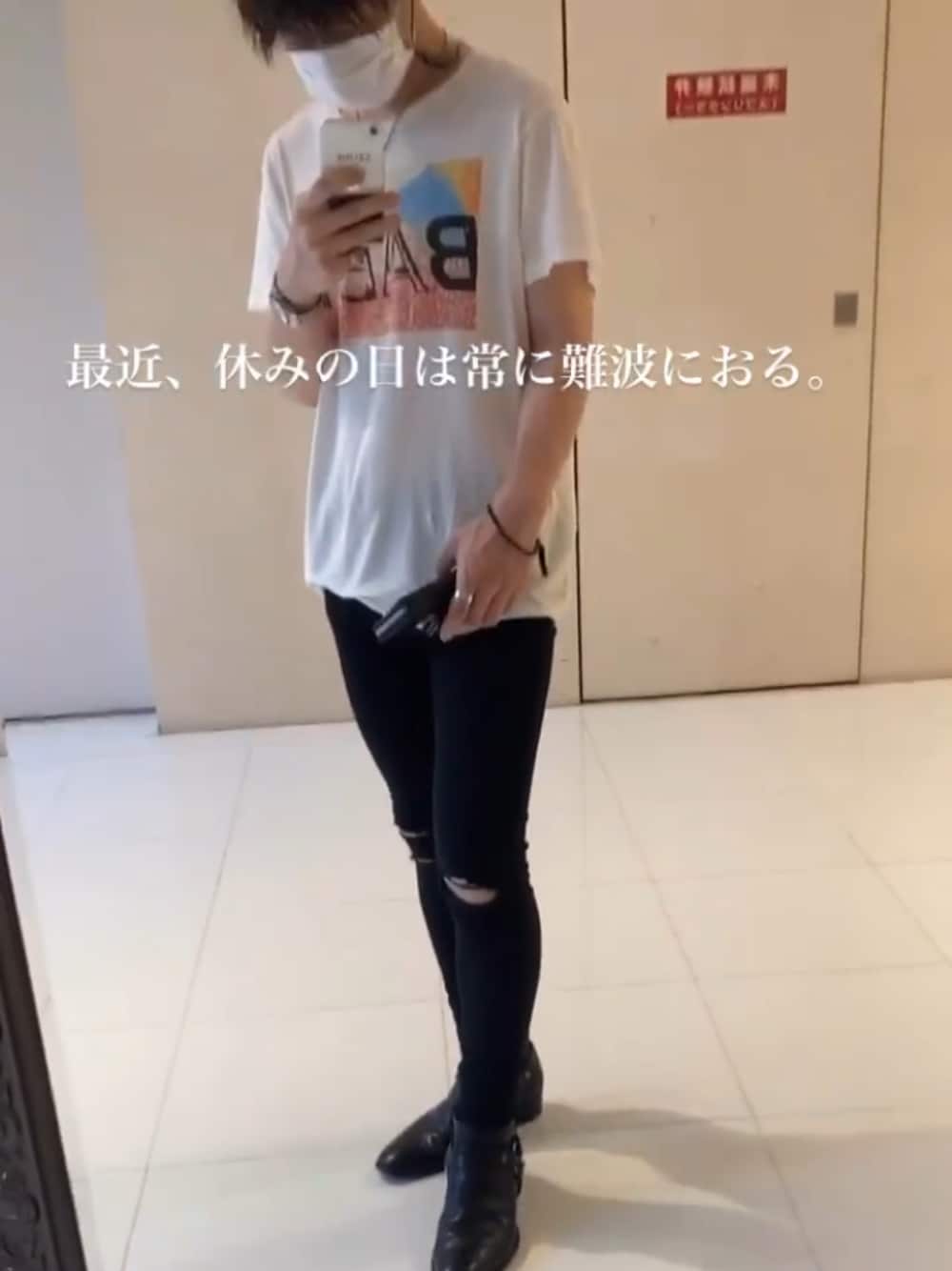 「夏、シンプルコーデ、大人コーデ、白Tシャツ、お洒落さんとつながりたい、いいね、save、フォローお願いします🤑、休日スタイル、モノトーン」｜「UNIQLOのWOMEN ウルトラストレッチジーンズ（デニムパンツ、ブラック系）」を使った、yasuhiro.kawaさん（メンズ・172cm）の夏コーディネートの1枚目の写真