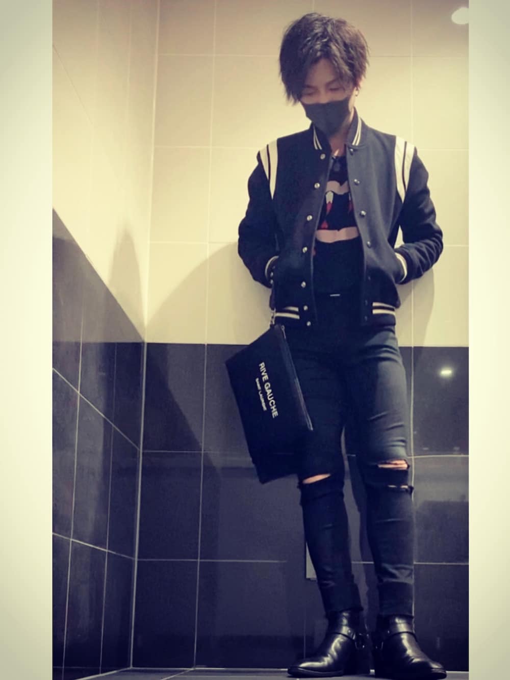 「冬コーデ、ブラック、ワントーンコーデ、saint laurent paris、エディスリマン、きれいめカジュアル、三代目JSB」｜「SAINT LAURENT PARISのアイテム（Tシャツ/カットソー、ブラック系）」を使った、yasuhiro.kawaさん（メンズ・172cm）の秋コーディネートの1枚目の写真
