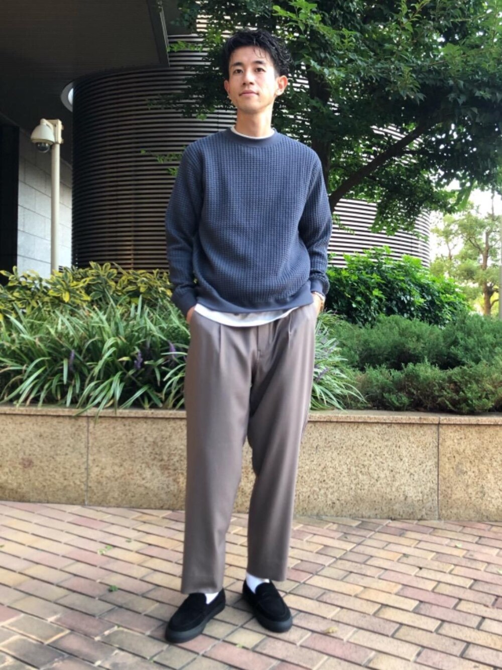 「Tシャツ/カットソー、ベーシック/トラッド、ぱんつ」｜「UNITED ARROWSの＜UNITED ARROWS＞ ローファー スニーカー（スリッポン、ブラック系）」を使った、Mitsui Kentaroさん（メンズ・186cm）の秋コーディネートの1枚目の写真