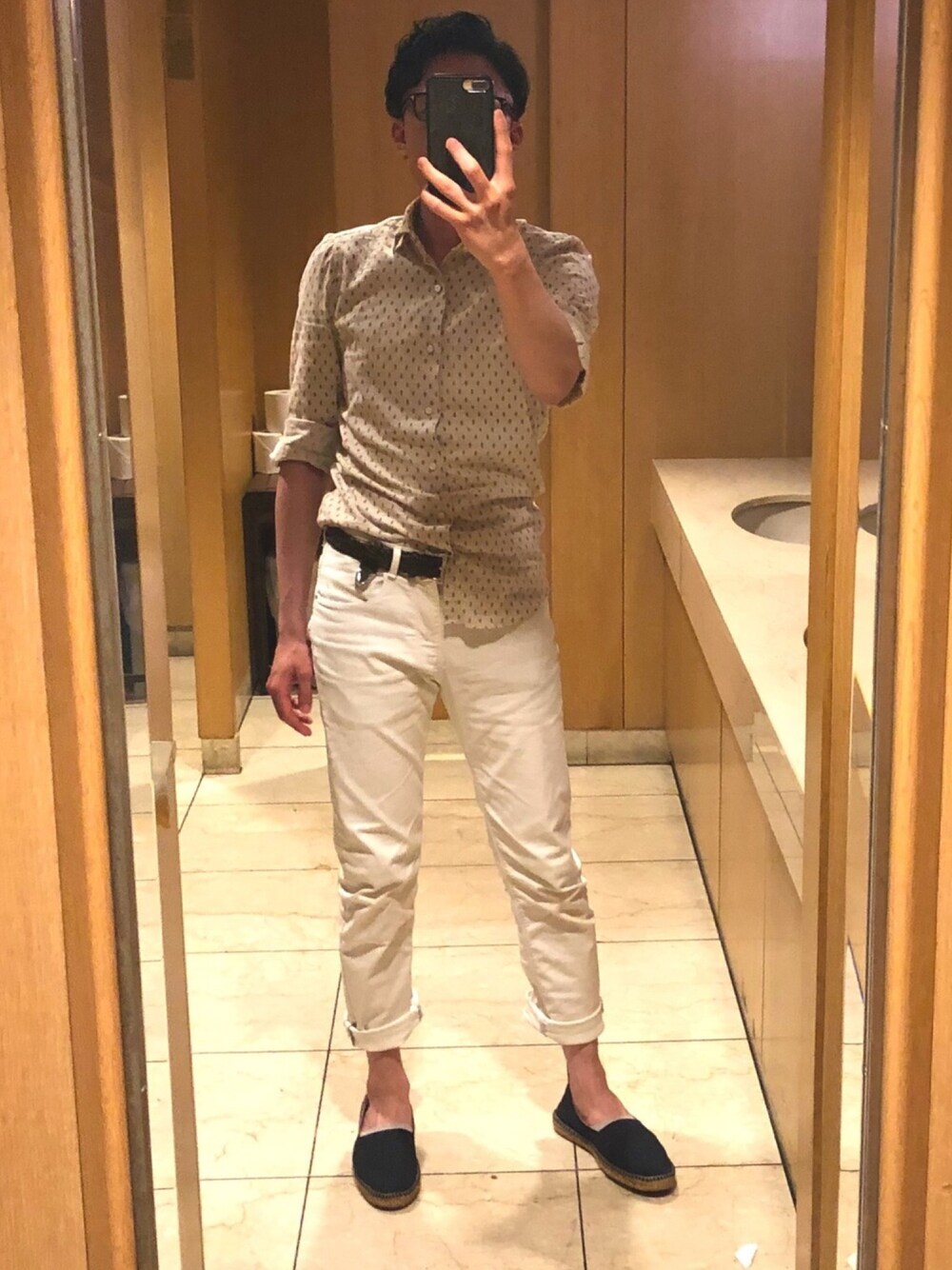 ホワイト系のデニムパンツ、ブルー系のスリッポン、ベージュ系のシャツ/ブラウスを着用したメンズの夏コーディネートの1枚目の写真