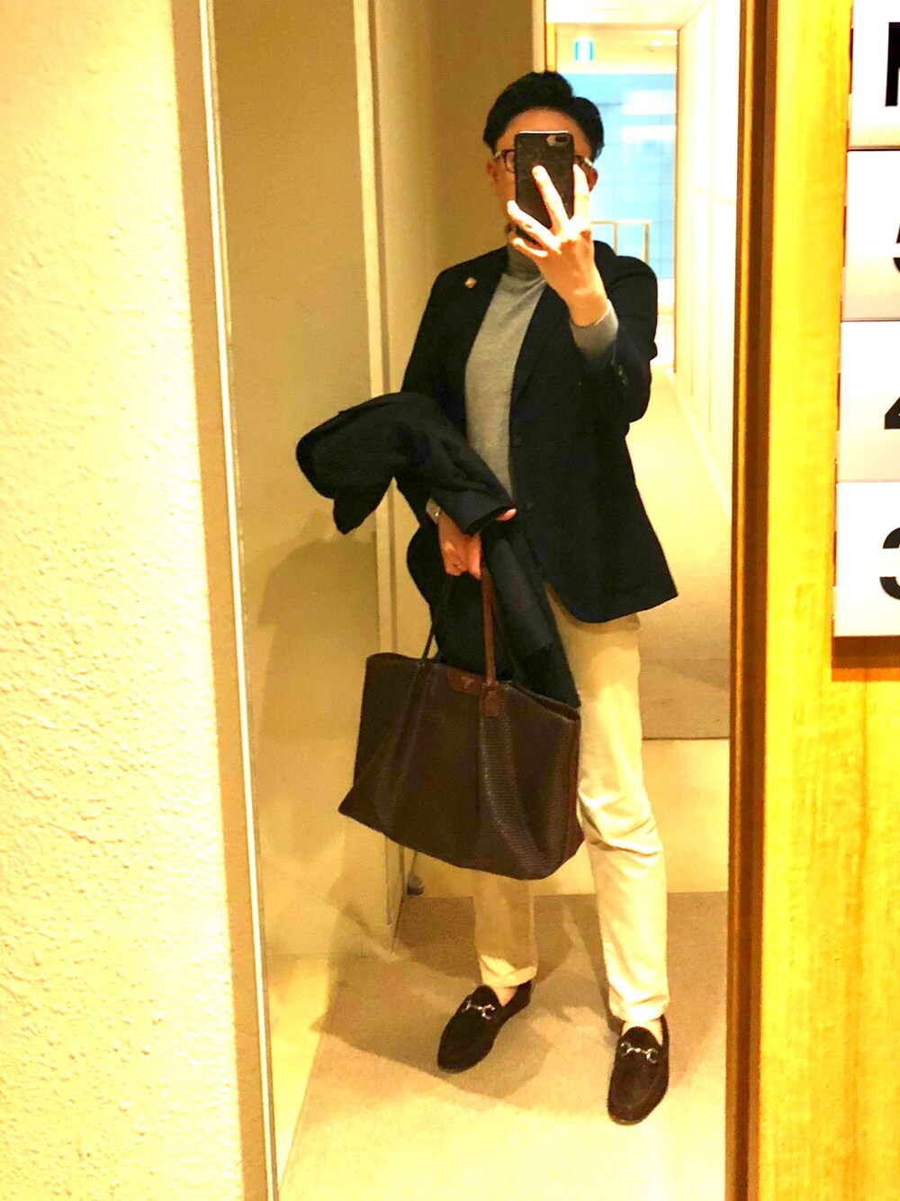 「散髪、寒くても素足にローファー、伊達男見習い、イタリアファッション、私服もジャケパン」｜「SERAPIANのアイテム（トートバッグ、ブラウン系）」を使った、matashita monsterさん（メンズ・177cm）の秋コーディネートの1枚目の写真