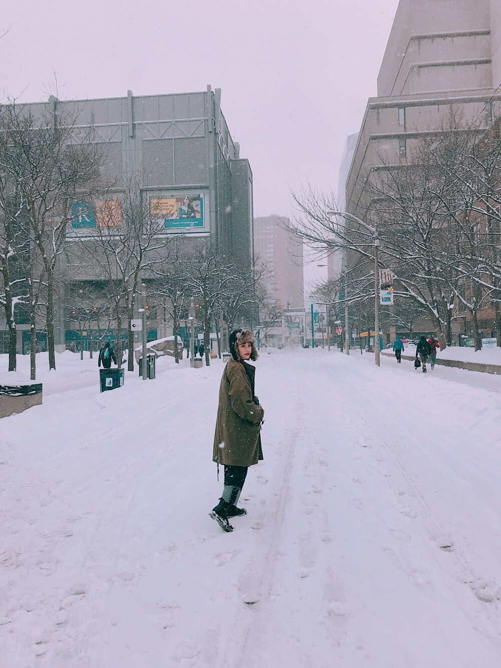 「mac、army jacket、army green、snow、hat、jeanstyle、古着、girly  style 、girlswear、fashion」｜「TNAのアイテム（ニットキャップ/ビーニー、ブラック系）」を使った、Nicojinさん（レディース・43cm）の春コーディネートの1枚目の写真