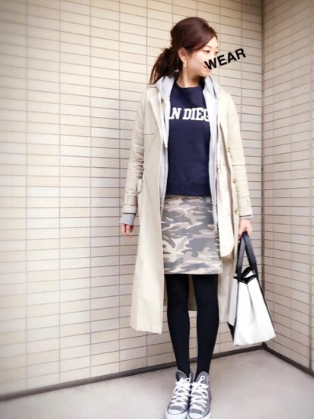 ベージュ系のトレンチコート、グレー系のパーカー、ブルー系のスウェットを着用したレディースの冬コーディネートの1枚目の写真