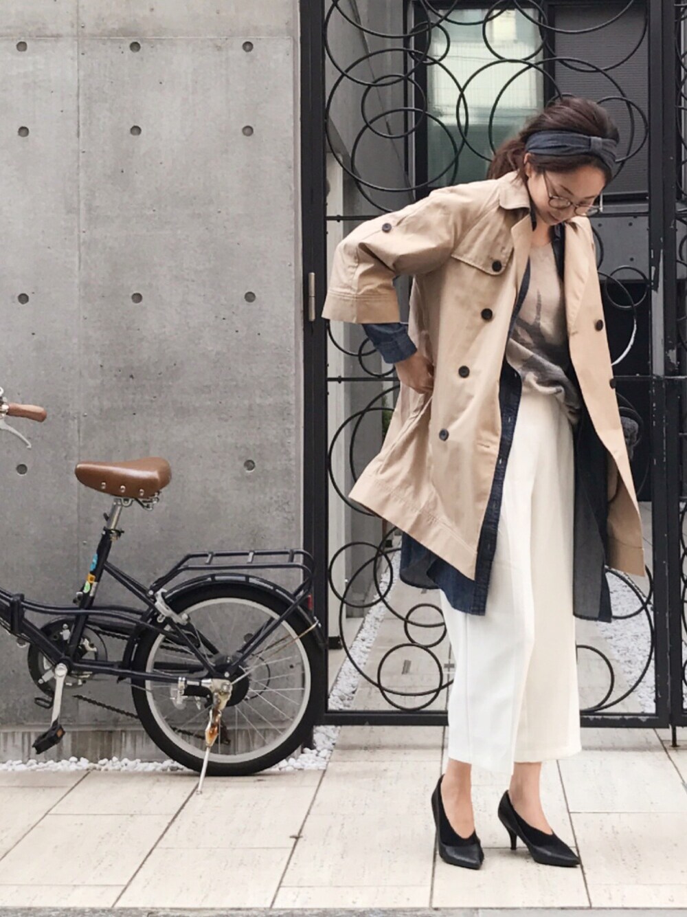 ベージュ系のトレンチコート、ブルー系のワンピース/ドレス、グレー系のクラッチバッグを着用したレディースの冬コーディネートの1枚目の写真