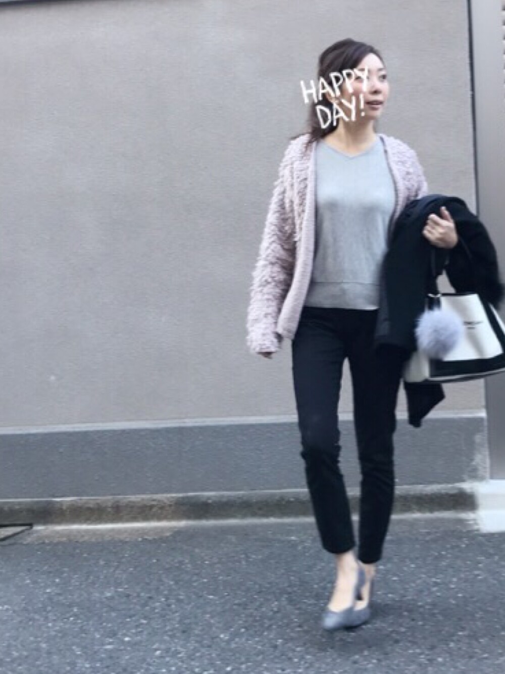 ピンク系のカーディガン/ボレロ、ブラック系のその他パンツ、グレー系のTシャツ/カットソーを着用したレディースの冬コーディネートの1枚目の写真