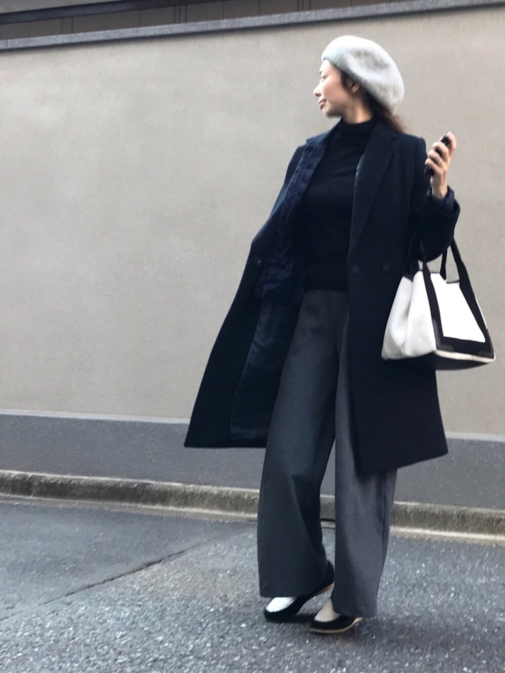 ブルー系のダウンジャケット/コート、ブラック系のニット/セーター、ブルー系のその他アウターを着用したレディースの冬コーディネートの1枚目の写真