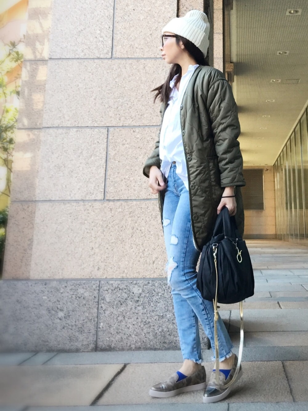 グリーン系のジャケット/アウター、ホワイト系のシャツ/ブラウス、ブルー系のデニムパンツを着用したレディースの冬コーディネートの1枚目の写真