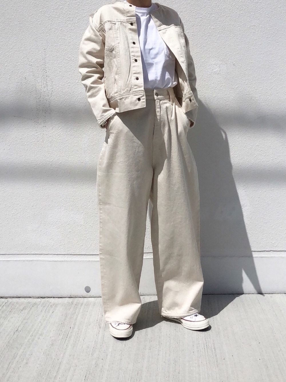 ホワイト系のデニムパンツ、ホワイト系のデニムジャケットを着用したレディースの春コーディネートの1枚目の写真