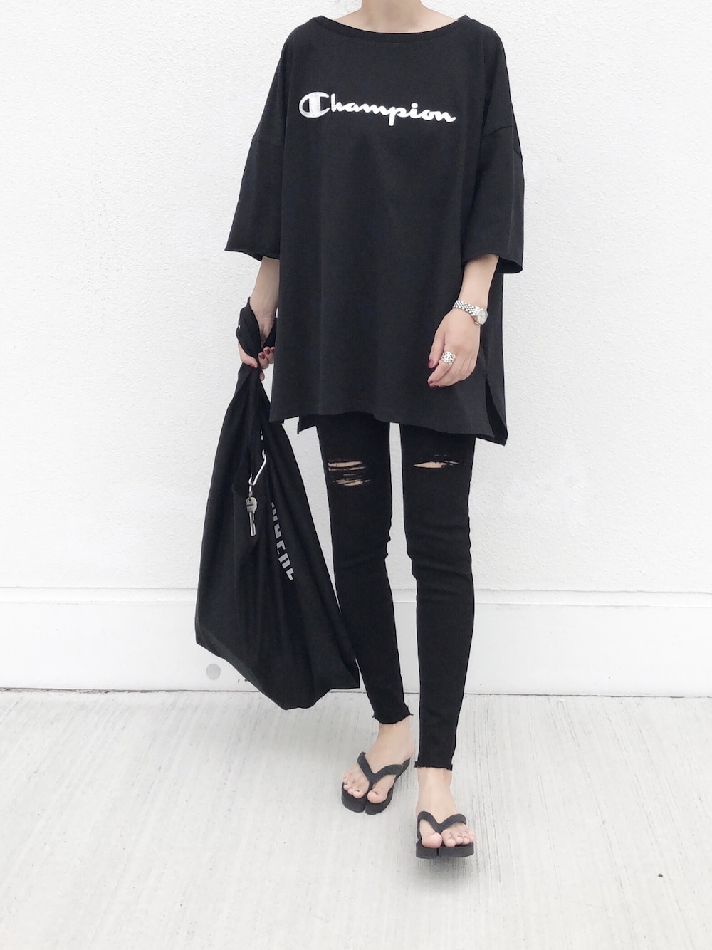 ブラック系のTシャツ/カットソー、ブラック系のパンツを着用したレディースの春コーディネートの1枚目の写真