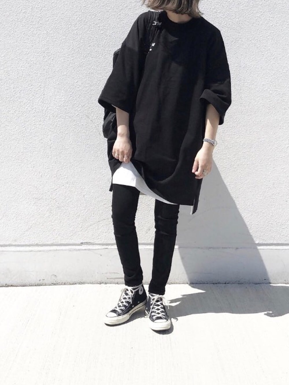 ブラック系のTシャツ/カットソー、ブラック系のデニムパンツを着用したレディースの夏コーディネートの1枚目の写真