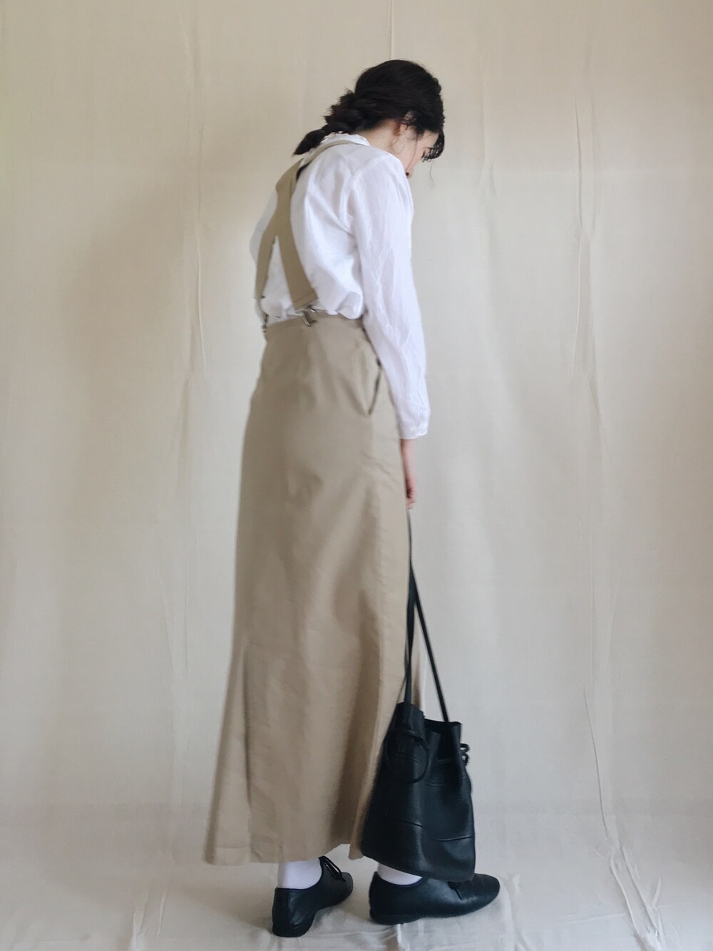 「シンプルコーデ、プチプラ、スタンドカラー、サスペンダー、マキシスカート、タイトスカート、ブラウス、シャツスタイル、シャツ」｜「niko and...のオリジナルサスペンダー付きストレッチマキシスカート【niko and ...】（スカート、ベージュ系）」を使った、RIKAさん（レディース・168cm）の春コーディネートの1枚目の写真