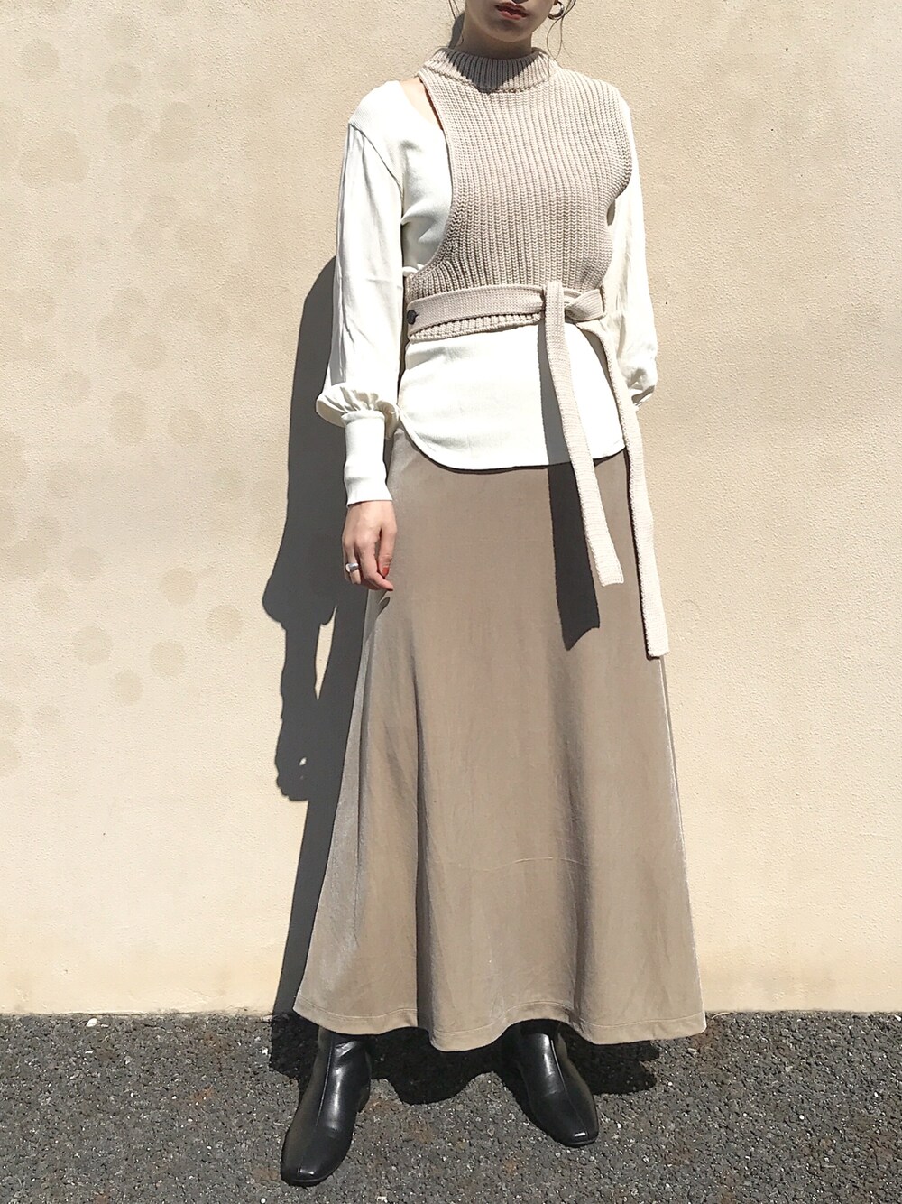 「大人カジュアル、レイヤードスタイル、スカート、ロングスカート、ベロアスカート、ニットベスト、ショートブーツ、ワントーンコーデ、ベージュコーデ」｜「PUBLIC TOKYOのラウンドカットレイヤードニット（ニット/セーター、ホワイト系）」を使った、RIKAさん（レディース・168cm）の秋コーディネートの1枚目の写真