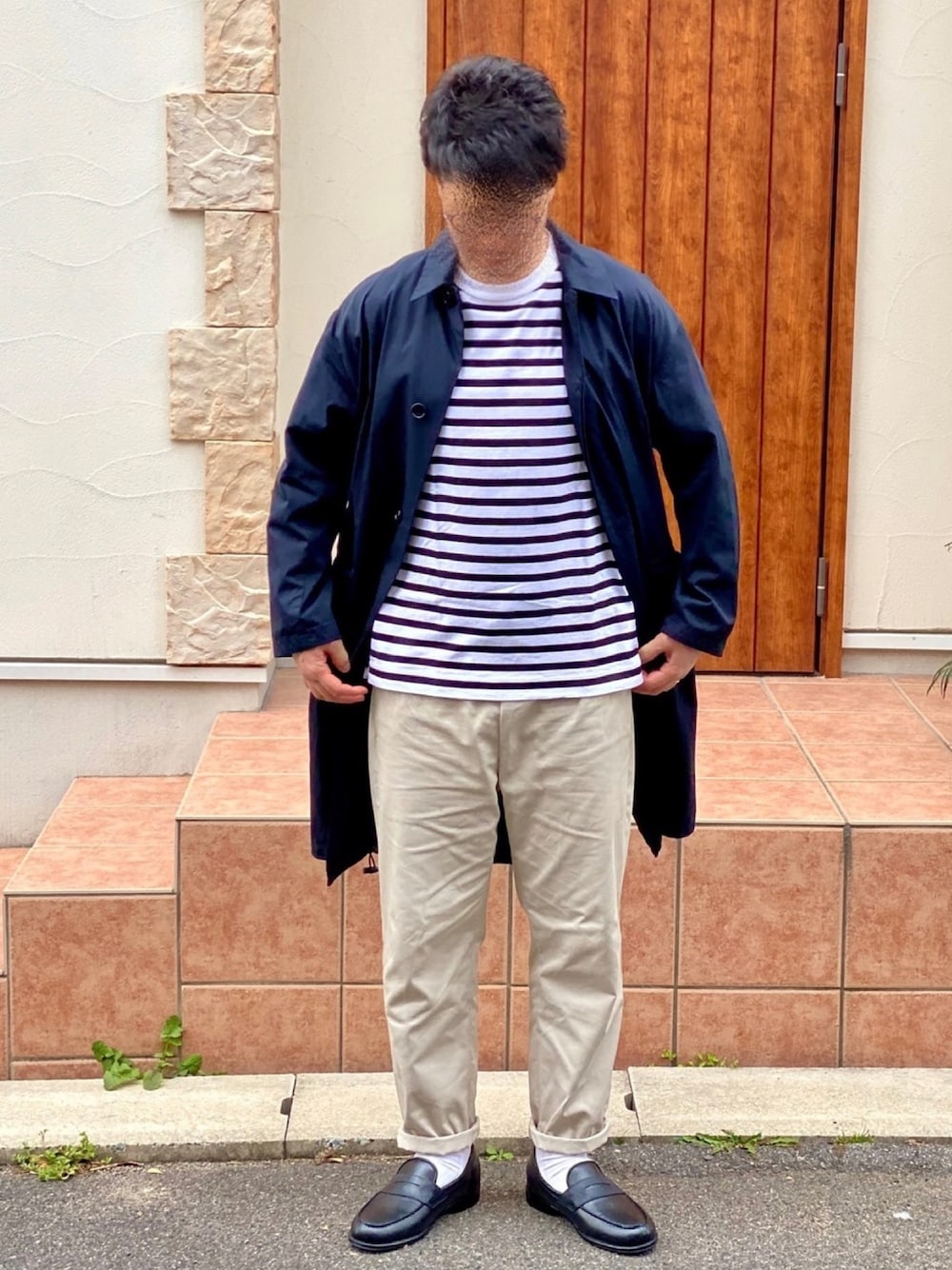 ホワイト系のTシャツ/カットソー、ブルー系のステンカラーコート、ベージュ系のパンツを着用したメンズの春コーディネートの1枚目の写真