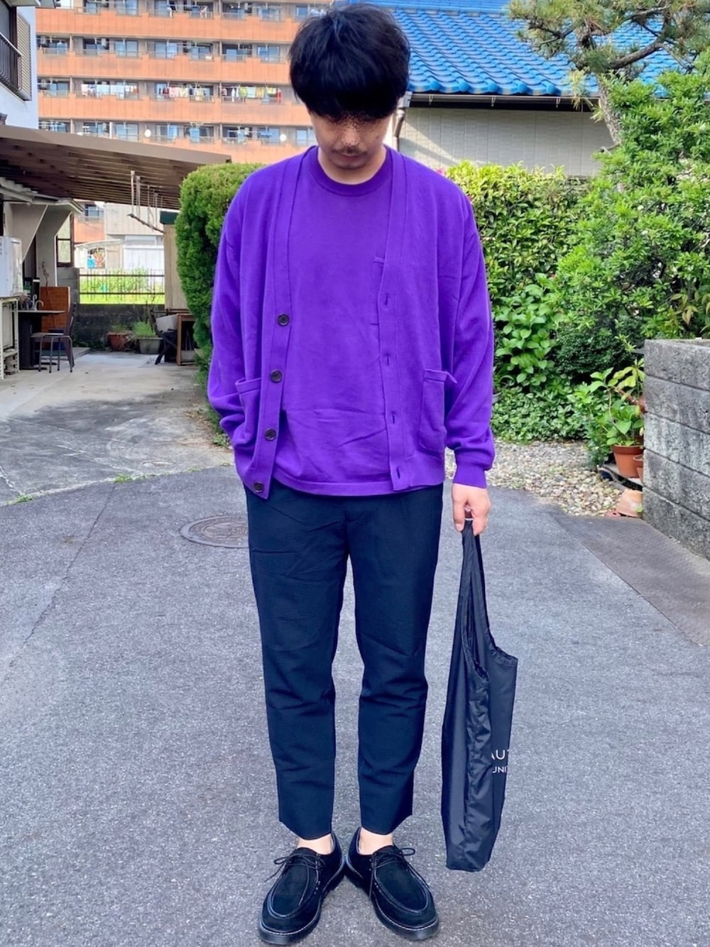 ブルー系のその他パンツ、パープル系のTシャツ/カットソー、パープル系のカーディガン/ボレロを着用したメンズの春コーディネートの1枚目の写真