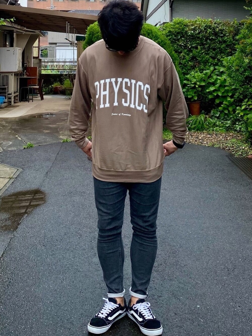 ベージュ系のスウェット、グレー系のデニムパンツ、ブラック系のスニーカーを着用したメンズの春コーディネートの1枚目の写真