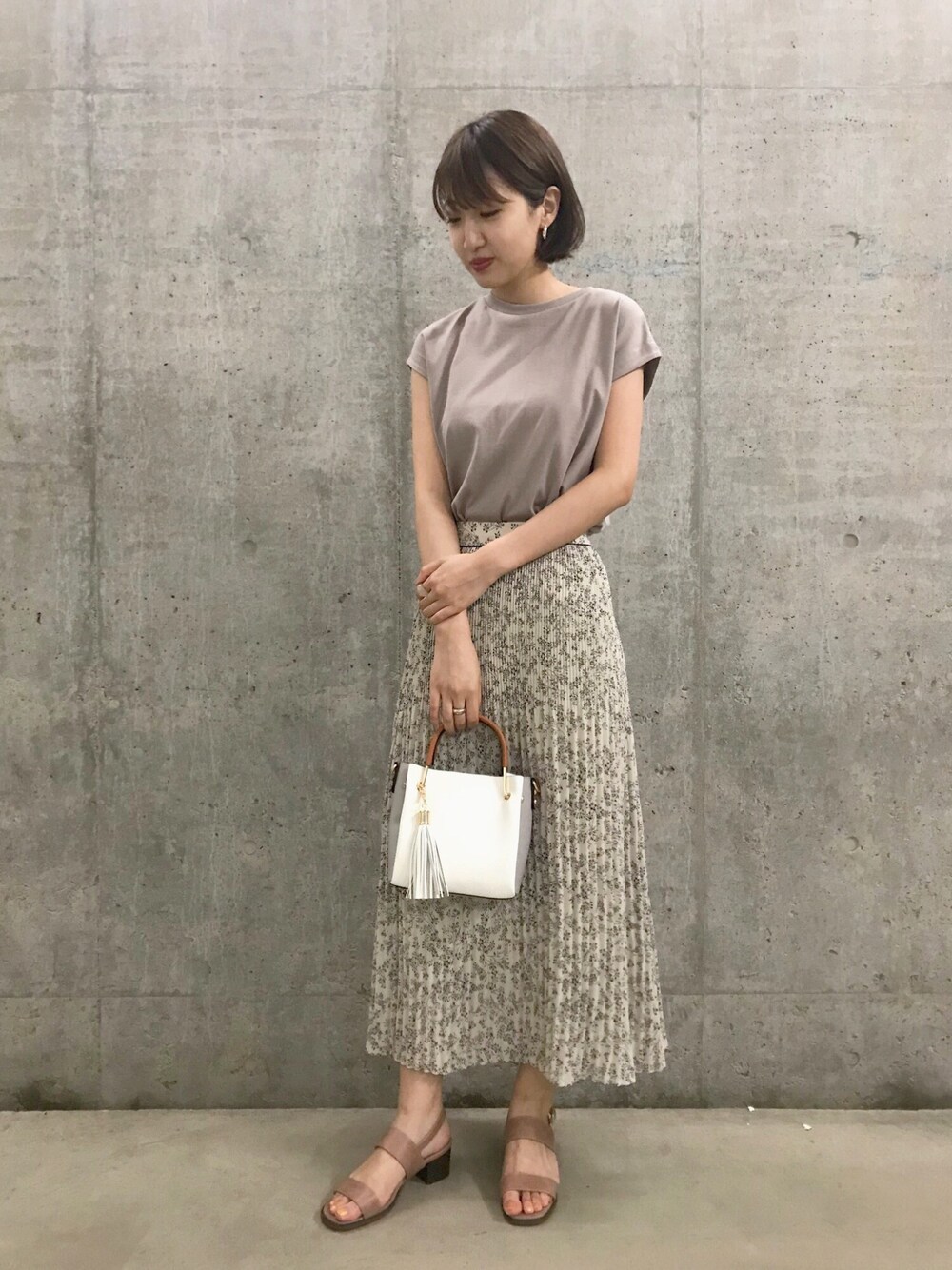 ブラウン系のTシャツ/カットソー、ホワイト系のスカート、ホワイト系のトートバッグを着用したレディースの夏コーディネートの1枚目の写真