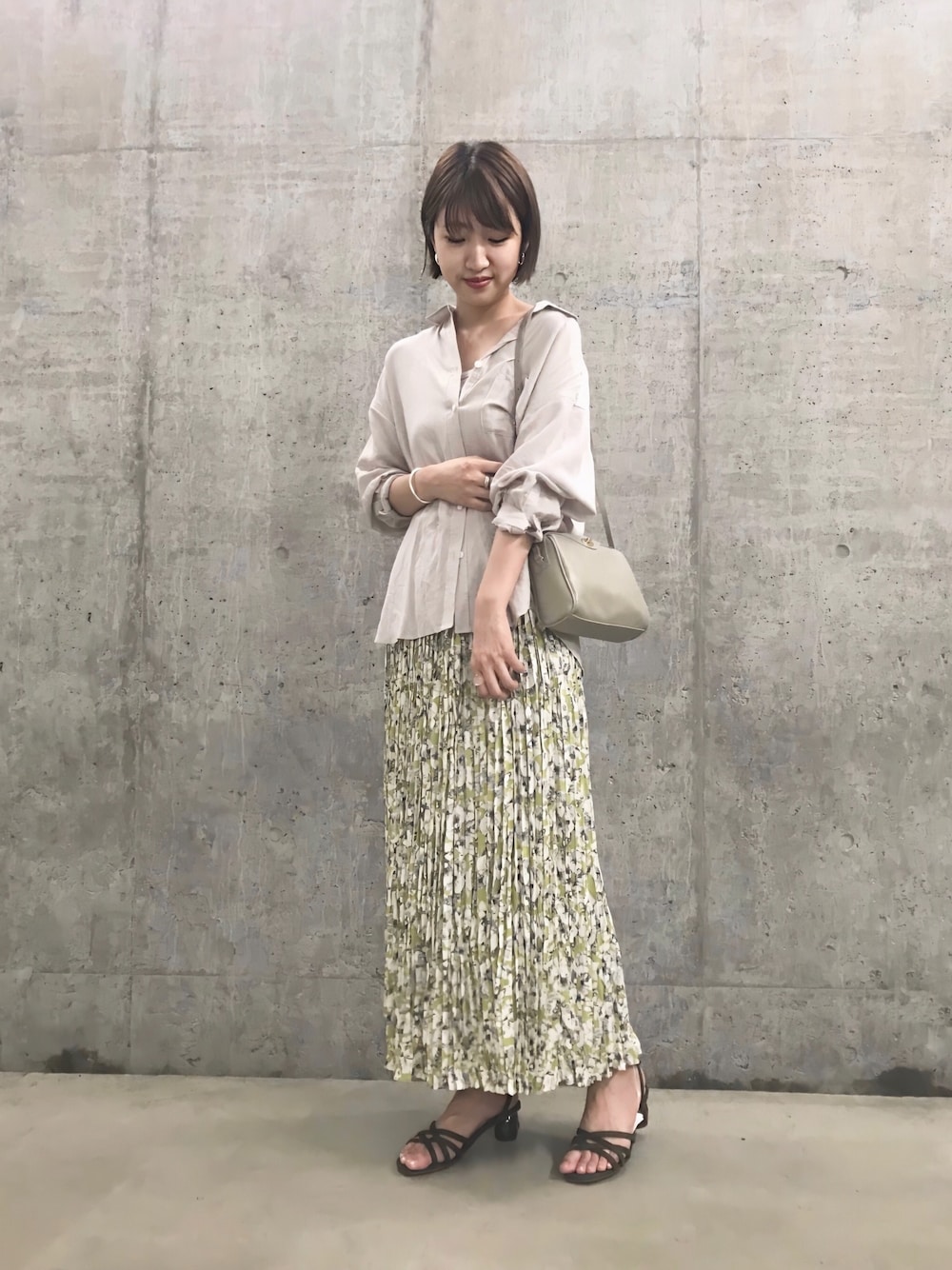 ベージュ系のシャツ/ブラウス、グレー系のショルダーバッグ、イエロー系のスカートを着用したレディースの夏コーディネートの1枚目の写真