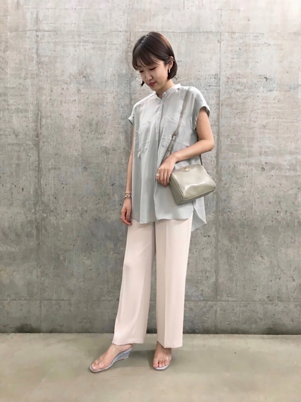 ベージュ系のショルダーバッグ、ブルー系のシャツ/ブラウス、ホワイト系のその他パンツを着用したレディースの夏コーディネートの1枚目の写真