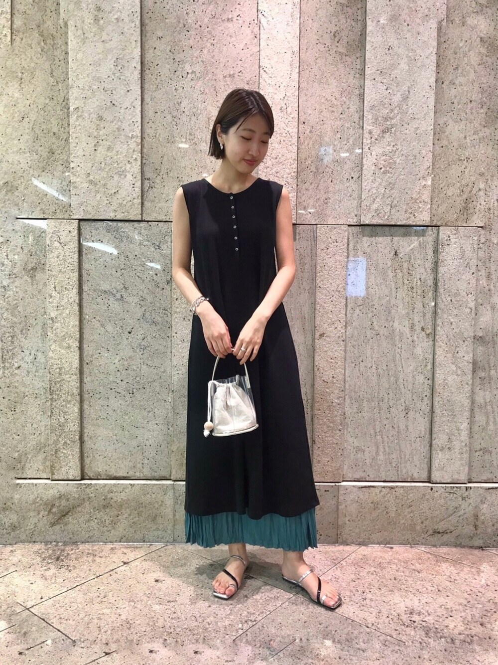 ブラック系のワンピース、その他のハンドバッグ、グリーン系のスカートを着用したレディースの夏コーディネートの1枚目の写真