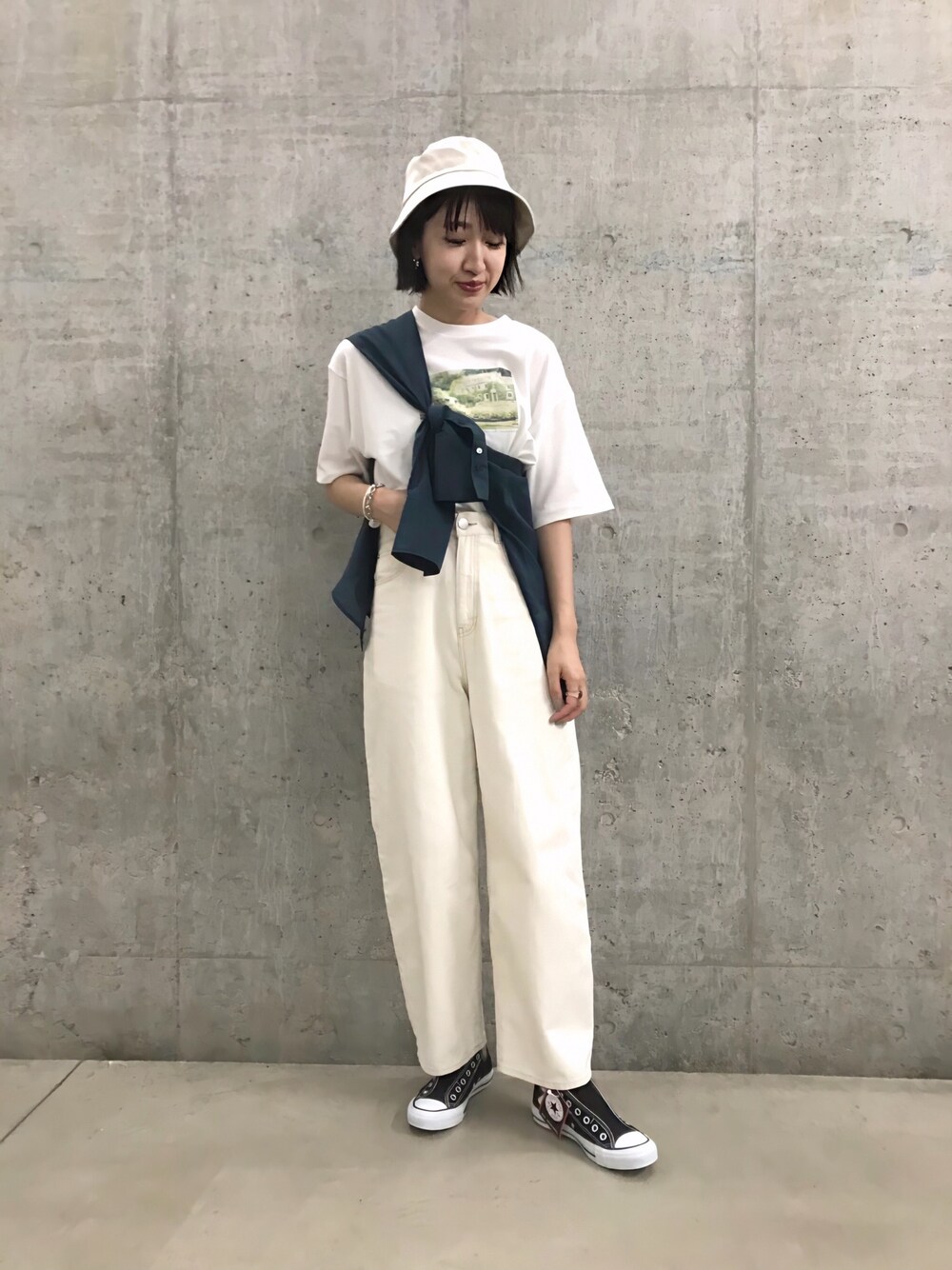 ホワイト系のその他パンツ、ホワイト系のTシャツ/カットソー、グリーン系のシャツ/ブラウスを着用したレディースの夏コーディネートの1枚目の写真