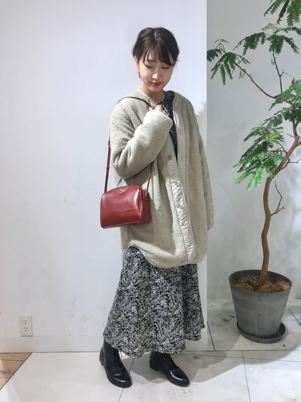 グリーン系のノーカラージャケット、レッド系のショルダーバッグ、ブラック系のその他シューズを着用したレディースの秋コーディネートの1枚目の写真