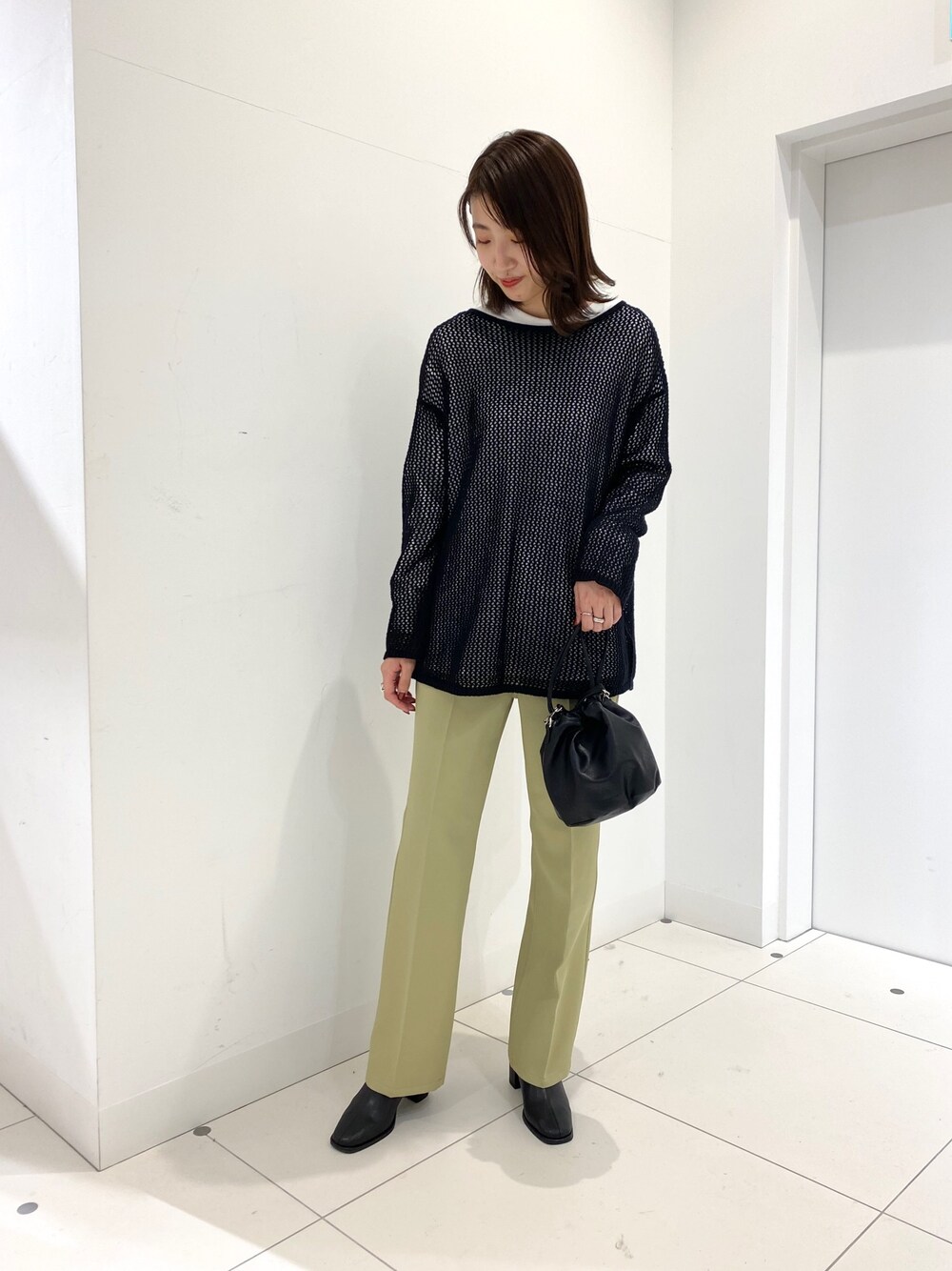 ホワイト系のTシャツ/カットソー、グリーン系のその他パンツ、ブラック系のブーツを着用したレディースの冬コーディネートの1枚目の写真