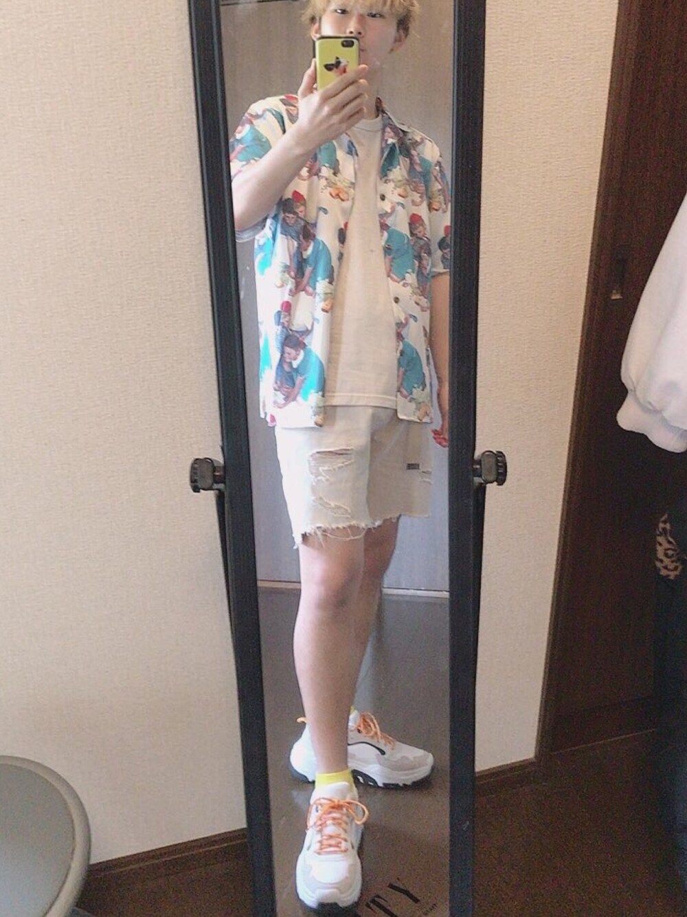 「Bershkaのアイテム（パンツ、ベージュ系）」を使った、やまさん（メンズ・178cm）の夏コーディネートの1枚目の写真