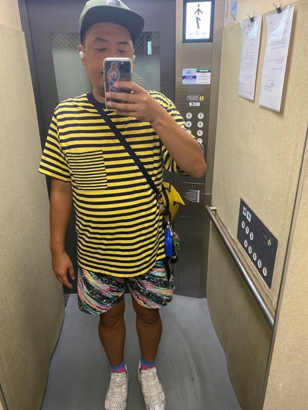 「派手、短パンスタイル、ボーダー、ユニクロ、古着MIX」｜「UNIQLOのアイテム（Tシャツ/カットソー、イエロー系）」を使った、松さん（メンズ・178cm）の秋コーディネートの1枚目の写真