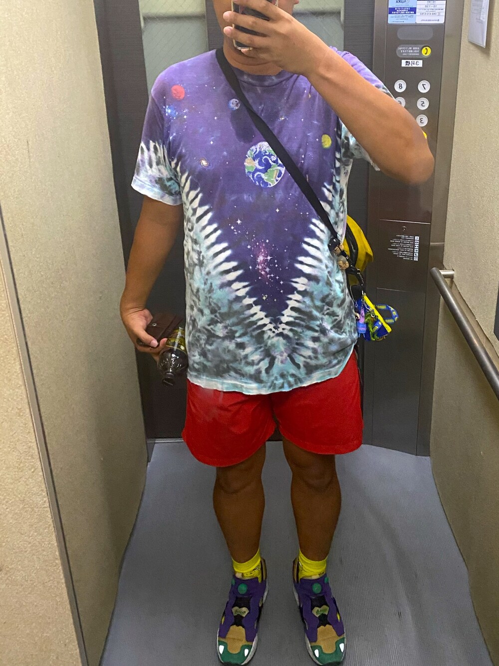 「ショートパンツ、派手、タイダイ柄、おじさんコーデ、古着」｜「古着のアイテム（Tシャツ/カットソー、パープル系）」を使った、松さん（メンズ・178cm）の秋コーディネートの1枚目の写真