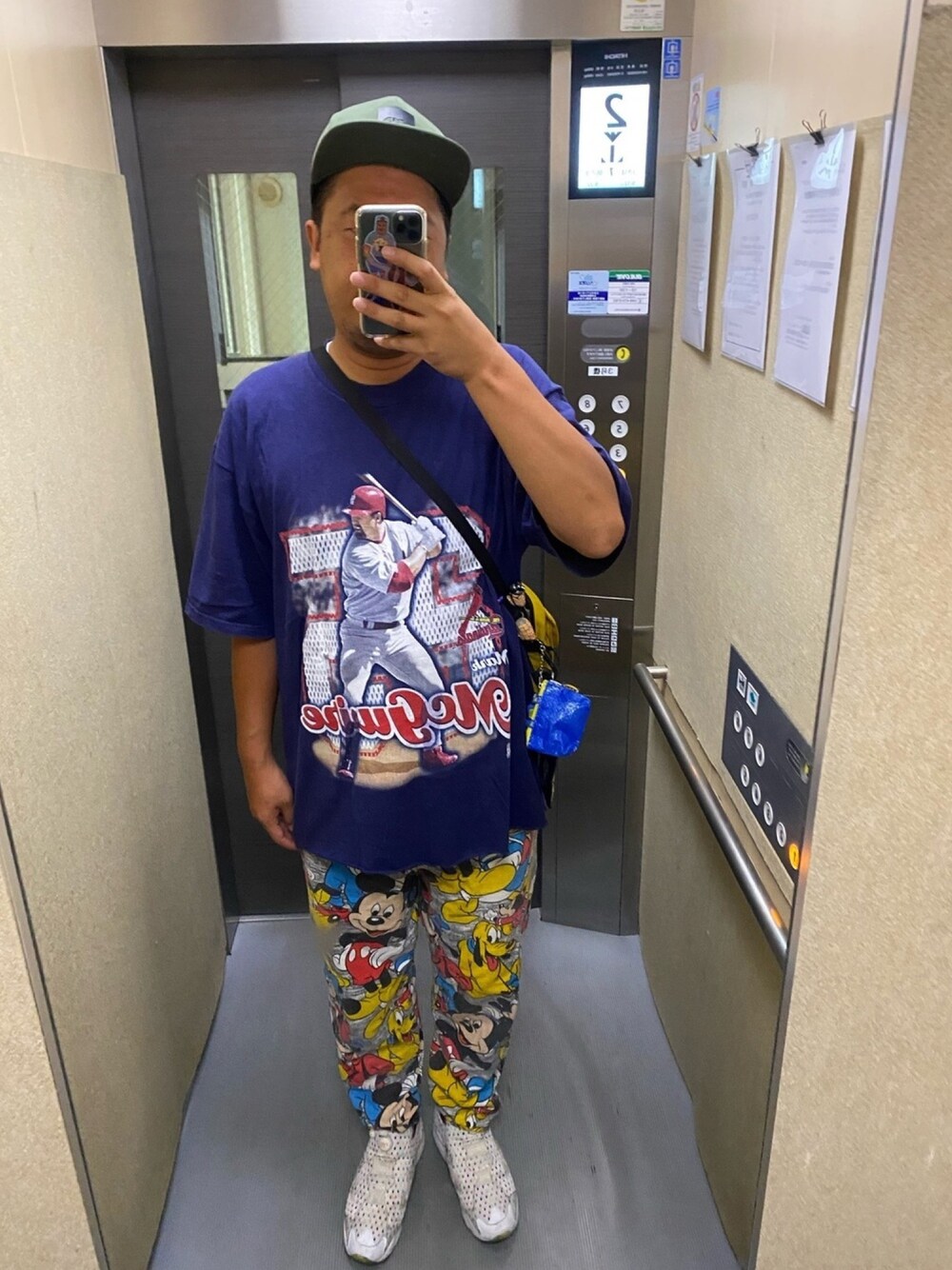 「柄パンツ、ビックサイズ、古着、ガチャガチャ、オーバーサイズ」｜「古着のアイテム（Tシャツ/カットソー、その他）」を使った、松さん（メンズ・178cm）の秋コーディネートの1枚目の写真