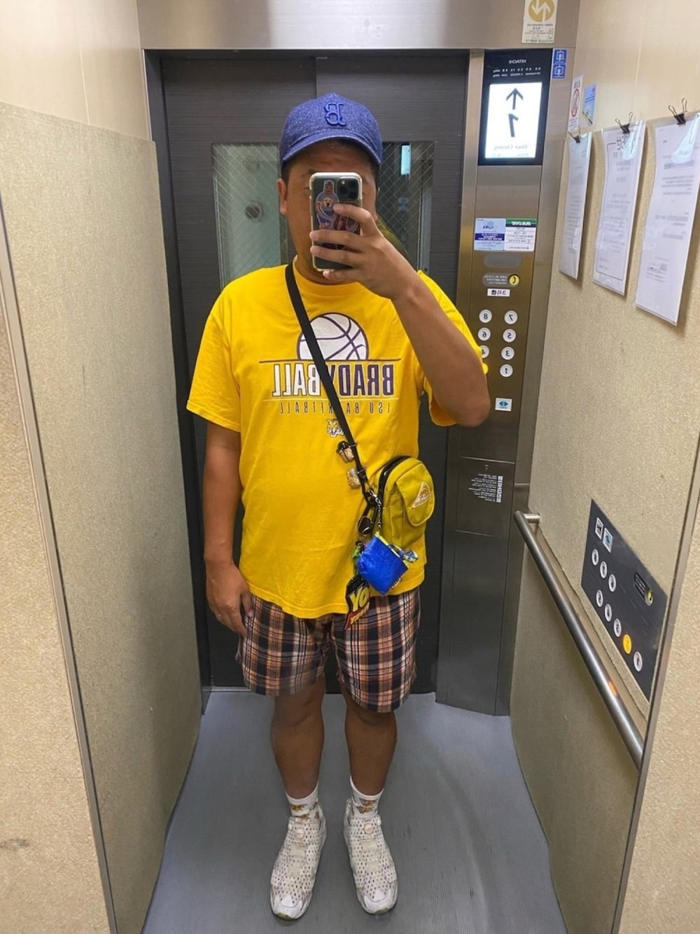 「柄パンツ、黄色系、古着、おじさんコーデ、カラフル、チェックパンツ」｜「古着のアイテム（Tシャツ/カットソー、イエロー系）」を使った、松さん（メンズ・178cm）の秋コーディネートの1枚目の写真