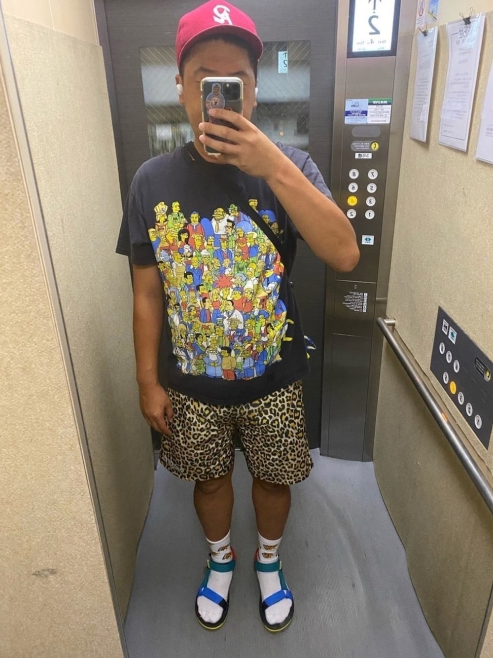 「古着、おじさんコーデ、ハーフパンツ、豹柄パンツ 、シンプソンズ、柄パン、柄パンツ」｜「RACALのアイテム（キャップ、レッド系）」を使った、松さん（メンズ・178cm）の秋コーディネートの1枚目の写真