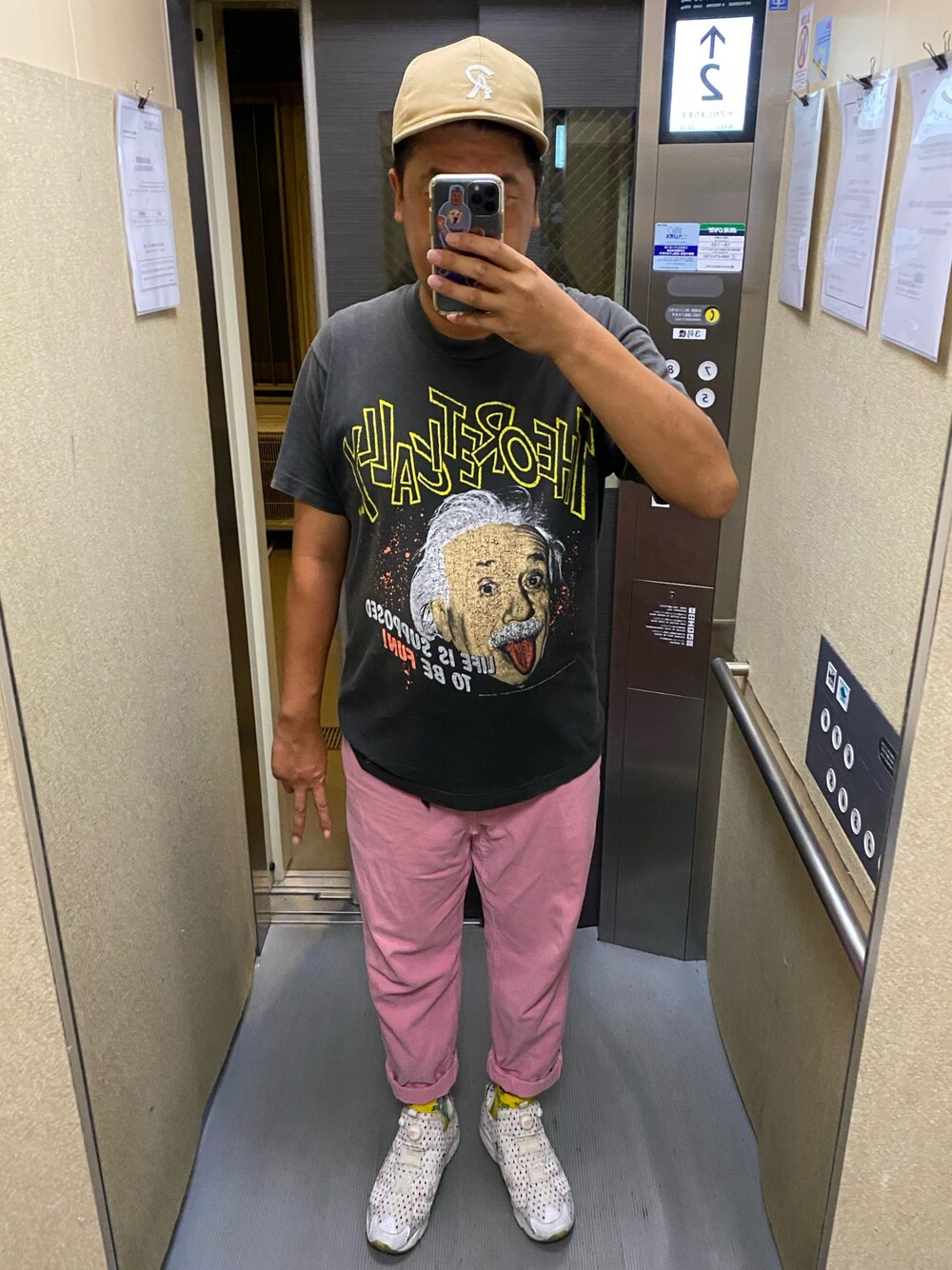 「古着、ラブアンドピース2020、グラミチ、ピンク、ラカル、おじさん」｜「古着のアイテム（Tシャツ/カットソー、ブラック系）」を使った、松さん（メンズ・178cm）の秋コーディネートの1枚目の写真