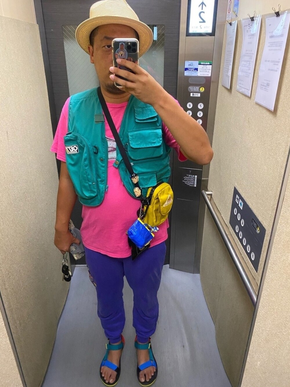 「派手、釣りスタイル、休日スタイル、おじさん、古着、ピンク、紫、adidas」｜「adidasのアイテム（その他パンツ、パープル系）」を使った、松さん（メンズ・178cm）の秋コーディネートの1枚目の写真