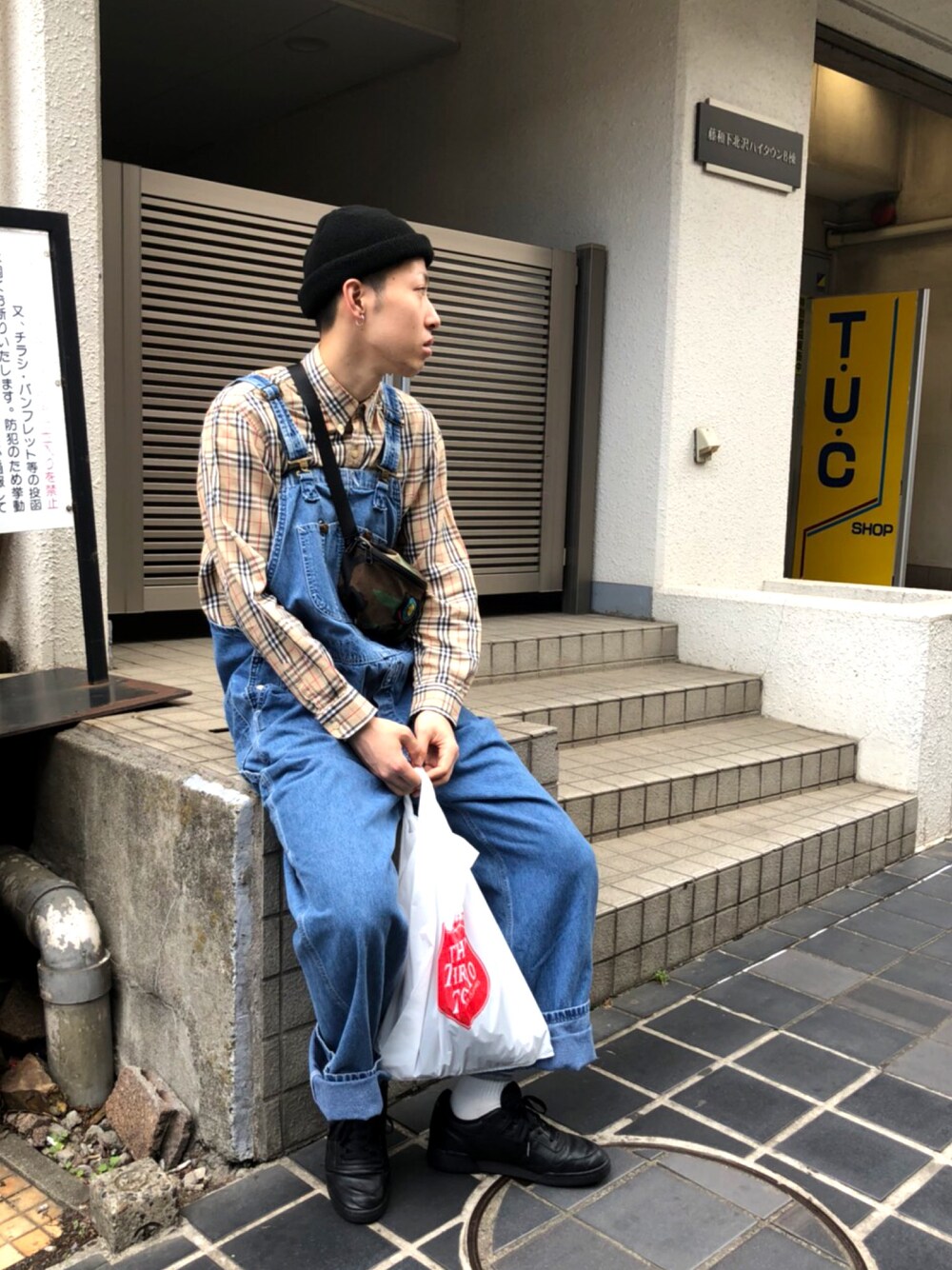 「カジュアル、お洒落さんとつながりたい、ゆるコーデ、オーバーサイズ、オーバーオール、burberry、carhartt、reebok、休日スタイル」｜「BURBERRYのアイテム（シャツ/ブラウス、ベージュ系）」を使った、だいそんさん（メンズ・175cm）の春コーディネートの1枚目の写真