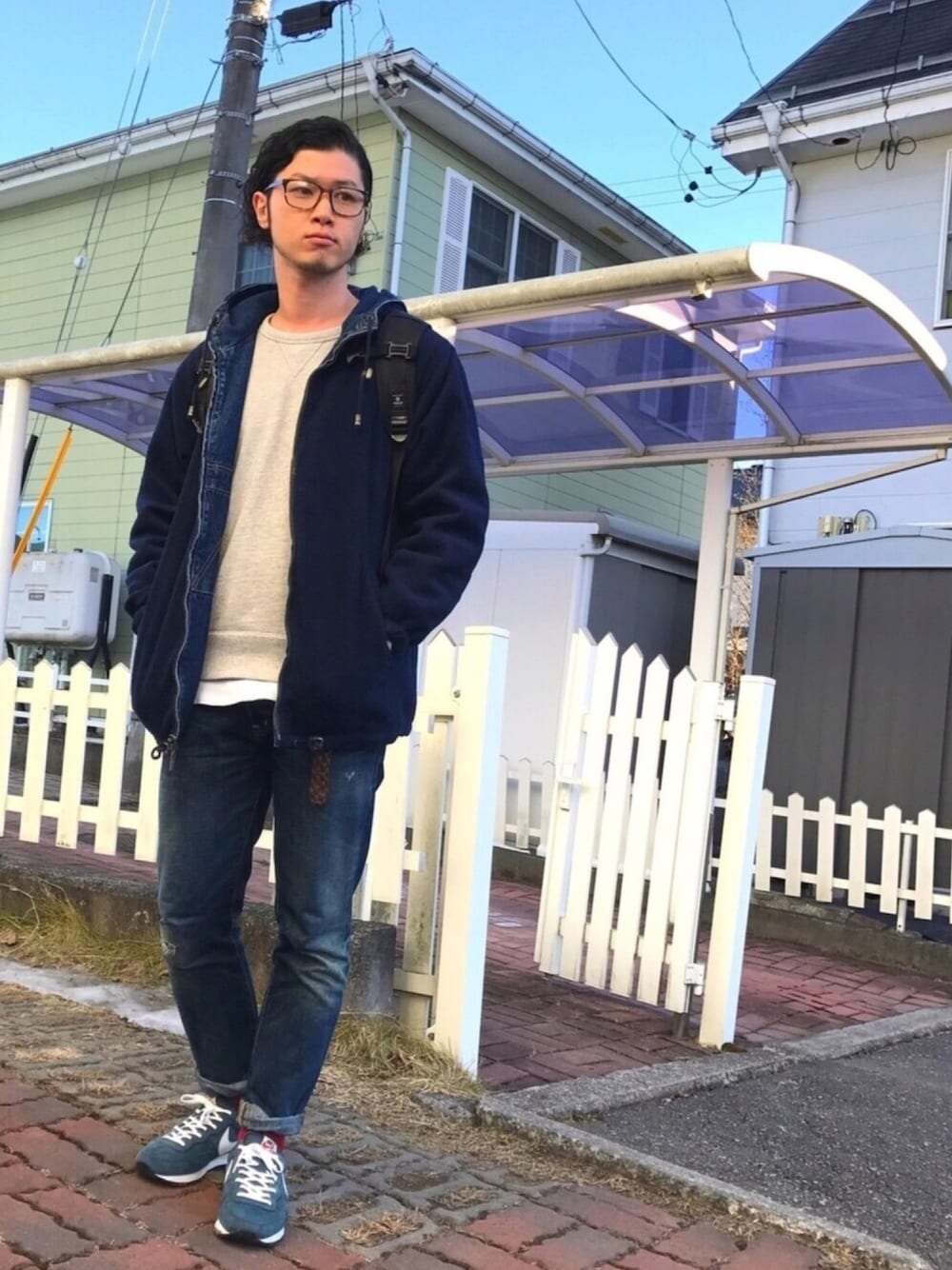 ブルー系のジャケット/アウター、グレー系のスウェット、ブルー系のデニムパンツを着用したメンズの冬コーディネートの1枚目の写真
