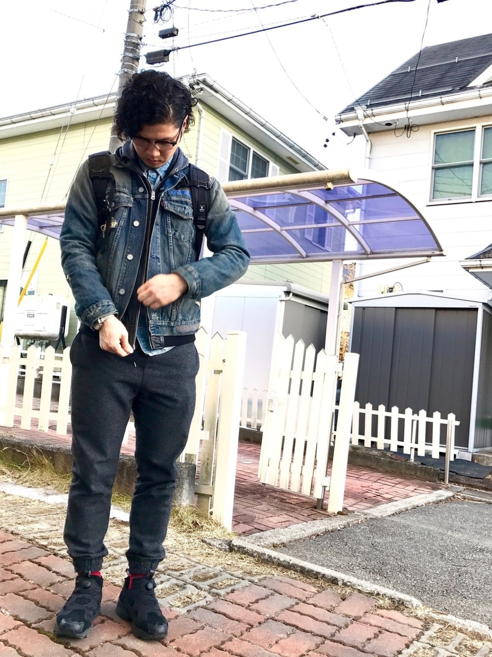 「カジュアル、黒、レザージャケット、デニムジャケット、ポンプフューリー、赤い靴下、シャンブレーシャツ、大人コーデ、黒リュック、眼鏡」｜「Mr.Heartsのアイテム（メガネ、ブラック系）」を使った、Ryopeさん（メンズ・178cm）の冬コーディネートの1枚目の写真