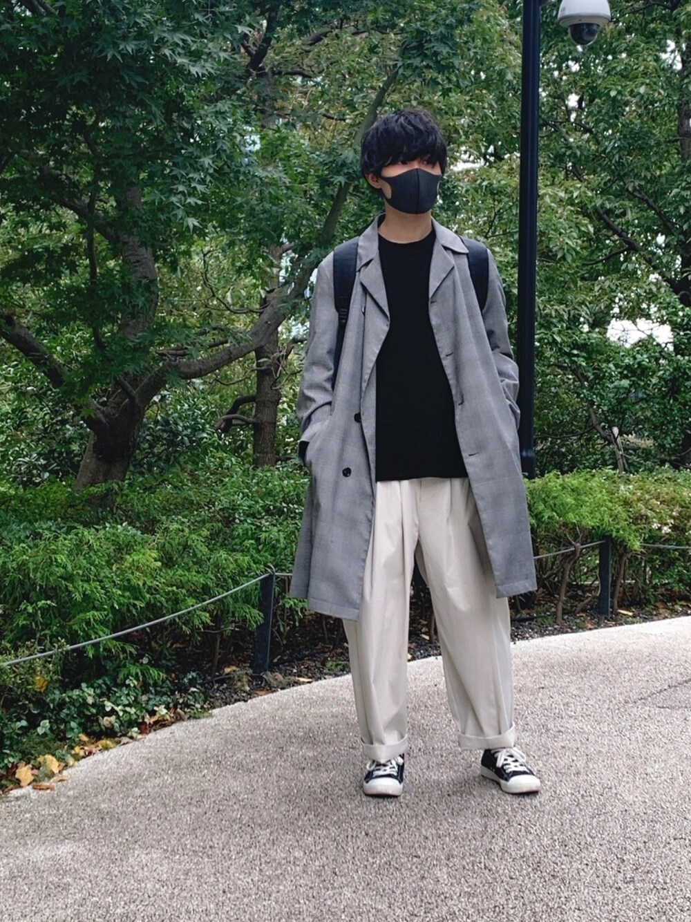 「シンプルコーデ、スニーカー、モード、白パンツ、秋冬コーデ、ロングコート、淡色コーデ」｜「tk.TAKEO KIKUCHIの◆ダブルフェイスリバーシブルニット（ニット/セーター、ブラック系）」を使った、ティーさん（メンズ・167cm）の秋コーディネートの1枚目の写真
