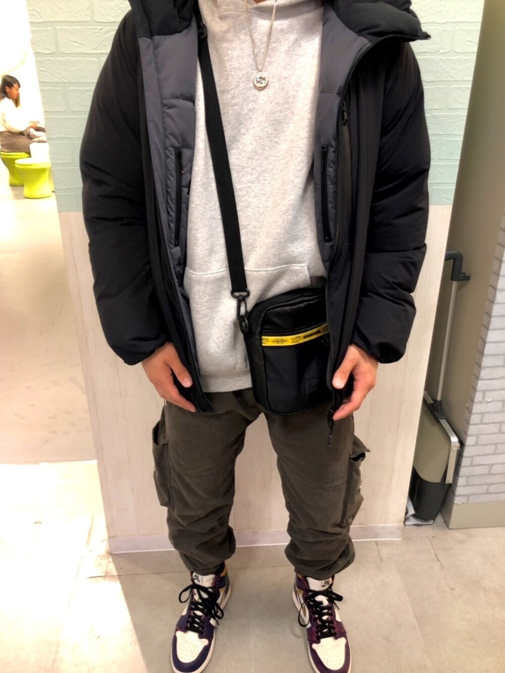 ブラック系のダウンジャケット/コート、グレー系のトップス、グリーン系のカーゴパンツを着用したメンズの冬コーディネートの1枚目の写真