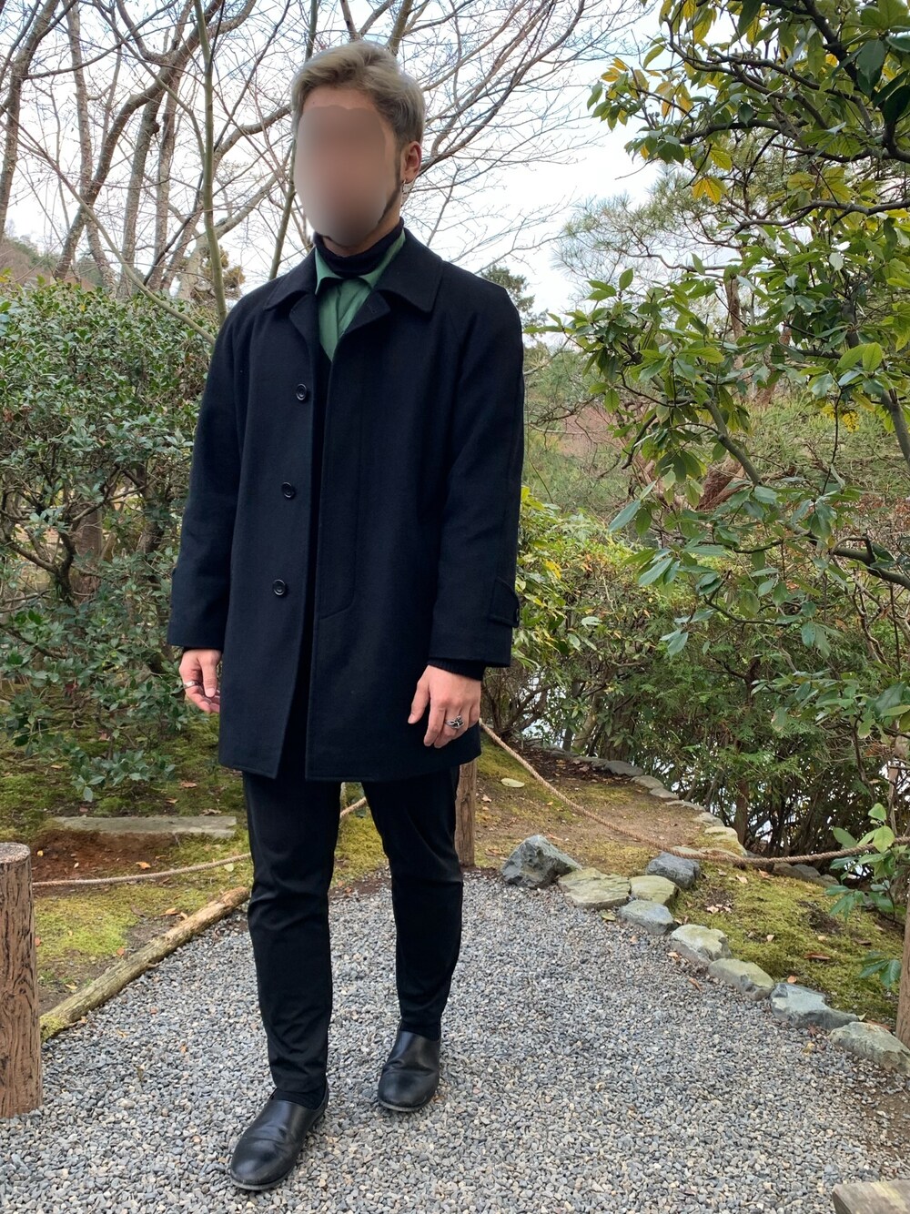 ブラック系のTシャツ/カットソー、グリーン系のシャツ/ブラウス、ブラック系のカーディガン/ボレロを着用したメンズの冬コーディネートの1枚目の写真