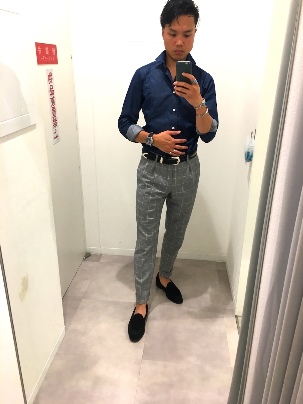 ブラック系のローファー、グレー系のスーツパンツ、ブラック系のアナログ腕時計を着用したメンズの夏コーディネートの1枚目の写真