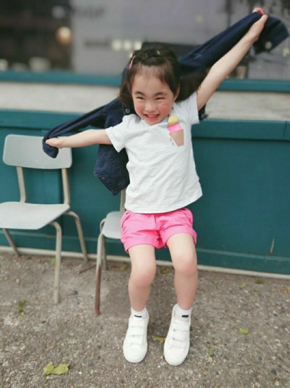 ピンク系のその他パンツ、ホワイト系のスニーカー、ブルー系のデニムジャケットを着用したキッズの春コーディネートの1枚目の写真