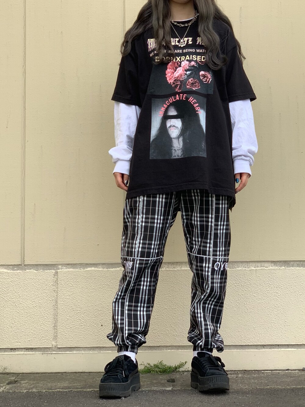 ブラック系のTシャツ/カットソーを着用したレディースの春コーディネートの1枚目の写真